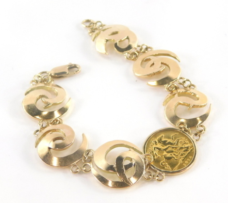 A George V half gold sovereign bracelet, dated 1914, with single half sovereign central design with six swirl bracelet links held by chain, stamped 375, 31cm long overall, 29.1g all in.