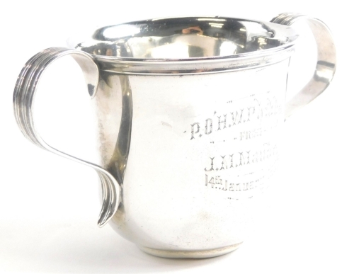 An early 20thC Irish silver loving cup, of plain form with engraved inscription P.O.H.W. Phibbs from J.M. Maude 14th January 1902, Dublin 1901, 3½oz.