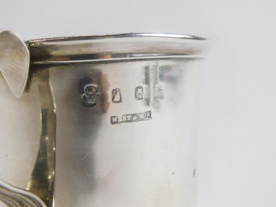 An early 20thC Irish silver loving cup, of plain form with engraved inscription P.O.H.W. Phibbs from J.M. Maude 14th January 1902, Dublin 1901, 3½oz. - 2