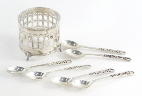 A set of six George V silver teaspoons, the handles with pierced decoration, Sheffield 1912, 1½oz and a George V silver condiment pot, with pierced decoration, on three feet, lacking liner, 1¾oz.