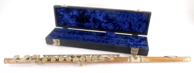 A Gold Seal flute, in case. (AF metal tarnished)