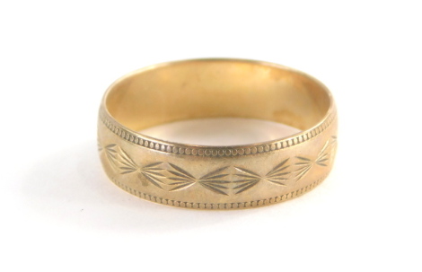 A 9ct gold wedding band, of etched four point detailed design, ring size N, 2.3g.