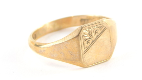 A 9ct gold gent's signet ring, with rectangular shield half designed with Prince of Wales feathers, Chester 1956, ring size M, 2.3g.