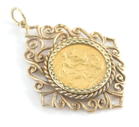 An Edward VII full gold sovereign pendant, dated 1907, in an elaborate hammered and scroll design yellow metal frame, unmarked, 5cm high, 15g all in.