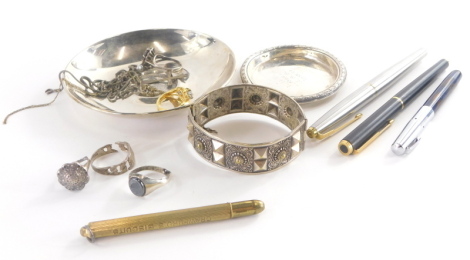 A group of costume jewellery and effects, to include a silver pin dish inscribed LND from JSS 1953 - 1954, Birmingham 1952, silver neck chains, various dress rings, a small selection of fountain pens and a stone set silver plated pin dish. (a quantity)