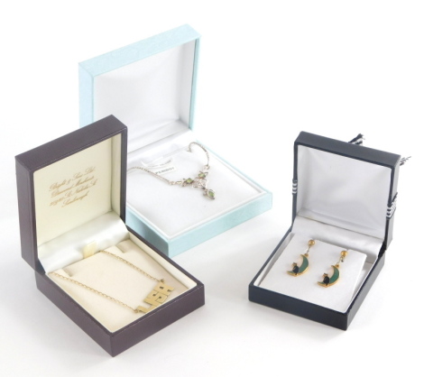 A group of jewellery, to include a Lisa pendant, on fine link chain marked 375, the Lisa unmarked 2.8g all in, a pair of enamel cat earrings and a silver dress necklace. (3)