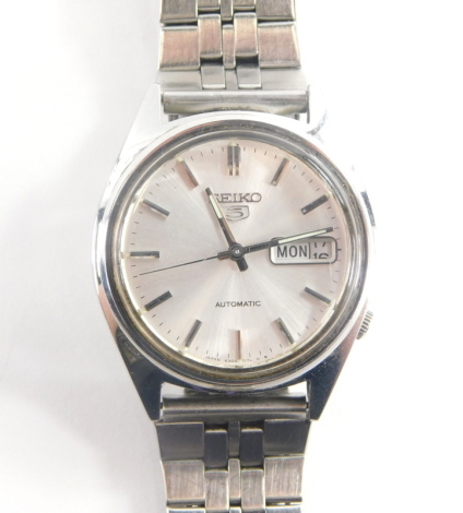 A Seiko stainless steel gentleman's wristwatch, with date aperture, on stainless steel bracelet, boxed.