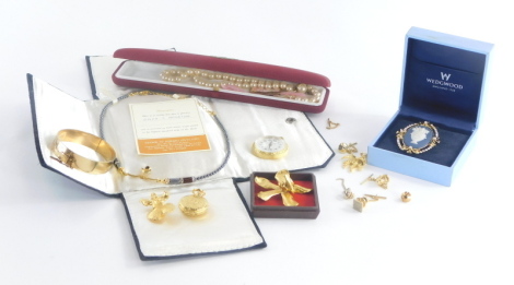 A group of various costume jewellery, to include a rolled gold hinged bangle, fob watch, pocket watches, an Alex Hematite necklace, etc. (a quantity)