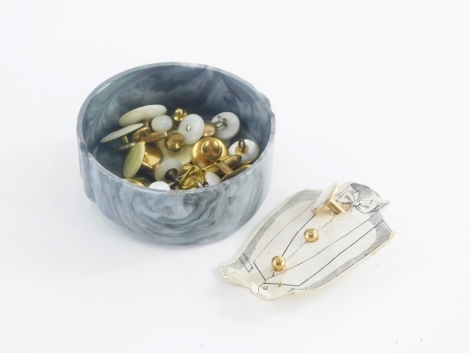 A group of gentleman's jewellery, to include a mother of pearl and yellow metal set collar stud, various others, collar studs, part cuff links, etc., some yellow metal, and others gold plated, 5.7g. (a quantity)