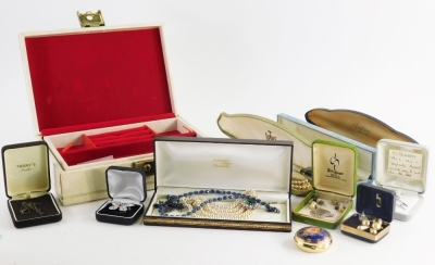 Various jewellery and effects, a cream faux leather jewellery box, modern faux pearl necklaces butterfly brooch etc. (1 box)