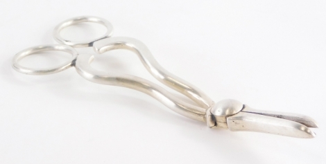 A pair of George V silver grape scissors, Birmingham 1914, 2½oz, 15cm long.