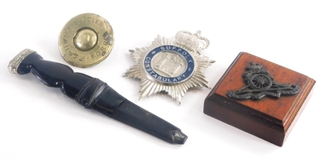 Miscellaneous items, to include a Suffolk Constabulary helmet badge, a Royal Artillery paperweight mounted with a cap badge, a horse brass and a Skian Dhu. (AF)