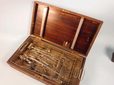 A set of surgeons instruments to include a saw