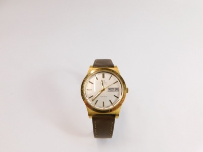 An Omega automatic gentleman's gold plated wristwatch, with brushed gold coloured finish outer casing on silver dial with date aperture and later brown leather strap, the dial 3.5cm wide, in Omega box. - 2