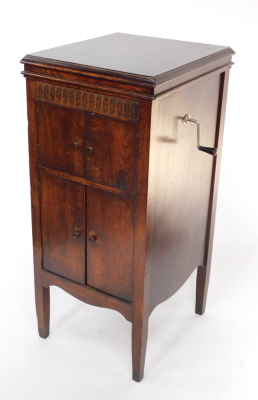 A Lavette oak cased cabinet gramophone, the levered top gramophone section over a two door enclosed sound box, over two further doors, raised on tapering square legs, 93cm high, 42cm wide, 47cm deep. - 2