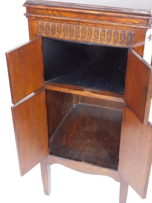 A Lavette oak cased cabinet gramophone, the levered top gramophone section over a two door enclosed sound box, over two further doors, raised on tapering square legs, 93cm high, 42cm wide, 47cm deep. - 4