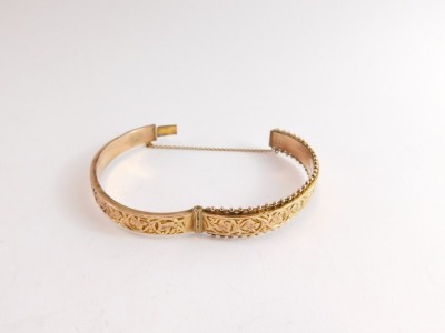 A 9ct gold hinged bangle, with two part floral detailing and half hinged outer filigree bordering, with safety chain, 6.5cm wide, 8.9g all in. - 3