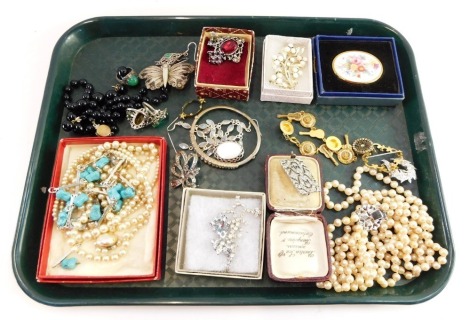 A group of costume jewellery, faux pearl necklaces, a Pinchbeck scroll brooch, Art Deco style dress rings, marcasite wares, etc. (1 tray)