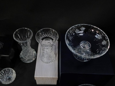 A group of Stuart Crystal, to include etched glass bowl, two vases, side bowls, perfume bottle and stopper (boxed), etc. (some boxed) (8) - 2