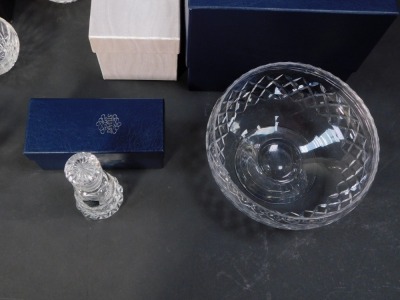 A group of Stuart Crystal, to include etched glass bowl, two vases, side bowls, perfume bottle and stopper (boxed), etc. (some boxed) (8) - 3