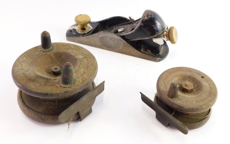 A small moulding plane and two vintage wooden fishing reels. (3)