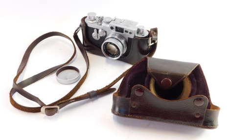 An Ernst Leitz Leica IIIg camera, circa 1959, No 969301, with f2 50mm Summicron lens, Nr 135225, leather cased.