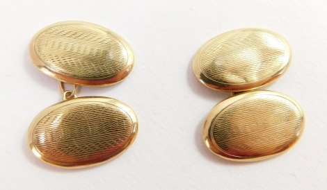 A pair of 9ct gold oval chain link cufflinks, with engine turned decoration, 2.6g.