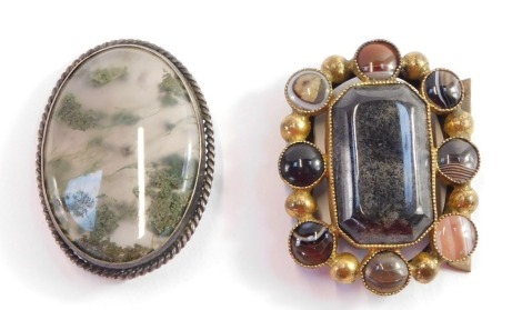 A Scottish late 19thC agate buckle, set in yellow metal, together with a moss agate brooch, set in white metal. (2)