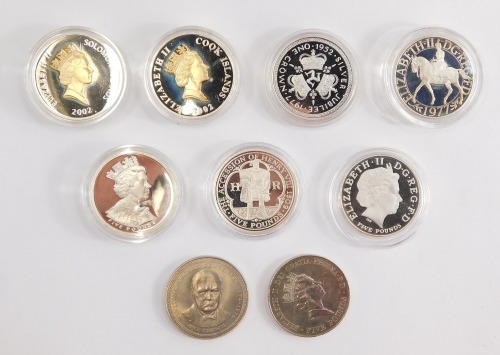 Elizabeth II commemorative crowns and other coinage, to include a 500th Anniversary of The Accession of Henry VIII £5 2009, Cook Islands One Dollar 2002, and an Isle of Man Silver Jubilee Elizabeth II proof silver crown 1977. (9)