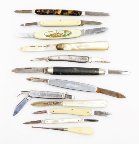 A collection of pen and fruit knives, with silver plated engine turned decoration, mother of pearl inlay, tortoiseshell inlay etc, some with silver blades, etc.