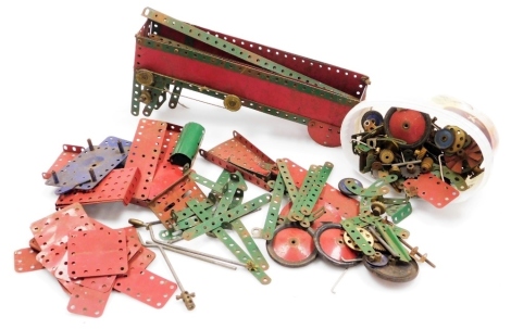 Various Meccano, part sets, pieces, bits 10cm wide, etc. (a quantity)