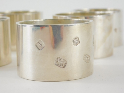 A set of seven Elizabeth II silver napkin rings, by Dawson of Stamford, of plain circular form, Sheffield 2005, 17.8oz. - 2