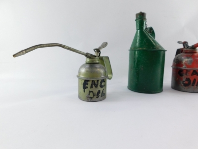 Five various oil cans, comprising; three spray bottles and two green enamels cans. (5) - 3