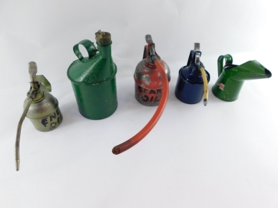 Five various oil cans, comprising; three spray bottles and two green enamels cans. (5) - 4