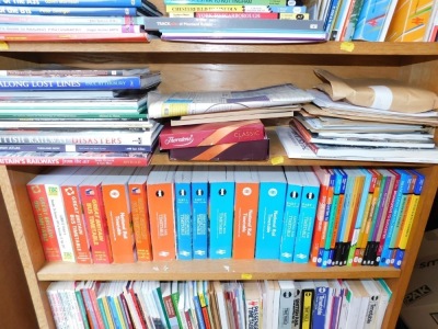 Railway books and timetables, to include Eastern Mainlines., Lost Lines., National Rail Timetables and assorted books on locomotives. (7 shelves) - 3