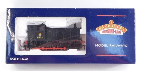 A Bachmann OO gauge Class 04 diesel shunter, BR black, early emblem, 11222, 31-341.