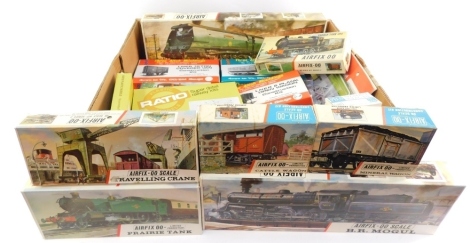 Airfix models, the B Mogul, tank, cattle wagon, mineral wagon, travelling crane, Pico Wonderful Wagon kit, buildings, marked stalls, etc. (1 box)