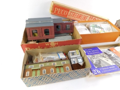 Various railway buildings, cardboard examples, trackside accessories, signal gantry, plastic outbuildings, engine shed, etc. (1 box) - 3