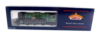 A Bachmann 00 gauge Class V2 locomotive 'The Green Howard', 4806, LNER Darlington green livery, 2-6-2, 31-450.