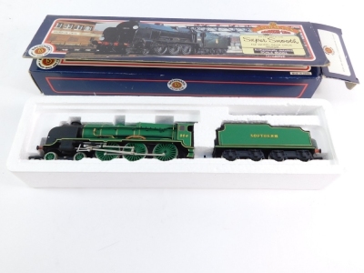 A Bachmann 00 gauge Lord Nelson Class locomotive 'Sir Martin Frobisher', 864, SR Malacite green livery, 4-6-0, 31-404. - 2