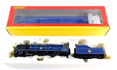 A Hornby 00 gauge Merchant Navy Class locomotive 'Canadian Pacific', 35005, BR lined blue livery, 4-6-2, R2171.