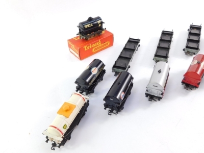 OO gauge rolling stock, Esso and Shell tankers, three flat bed carriages, Tri-ang fuel wagon, etc. (1 box) - 3