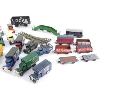 OO gauge rolling stock and vehicles, including plant wagons, trucks, an O gauge Locke of Normanton three plank wagon, etc. (1 tray) - 2