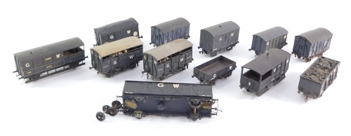 Kit built OO gauge rolling stock, including G.W vent vans, etc. (1 tray)