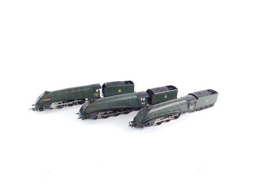 Three Hornby OO gauge Gresley Class A4 locomotives, 60022 'Mallard', 60031 'Golden Plover' and 60019 'Bittern' BR lined green livery, 4-6-2. (3)