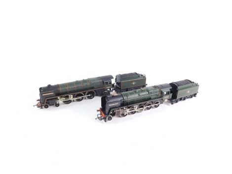 Two Hornby OO gauge locomotives, Class 9F 92220 'Evening Star' 2-10-0 and a Brittania Class 70004 'William Shakespeare', BR lined green livery, 4-6-2.