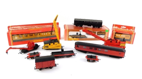 Hornby OO gauge rolling stock, including R749 operating crane, R098 Breakdown crane crew coach, R296 track cleaning coach, etc. (1 tray)