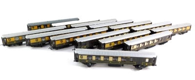 Hornby and Tri-ang OO gauge Pullman coaches. (1 tray)