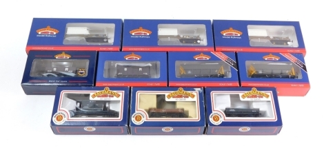 Bachmann OO gauge rolling stock, including 38-346 RNA Nuclear Flask wagons, 37-050 five plank wagon, etc. (1 tray)