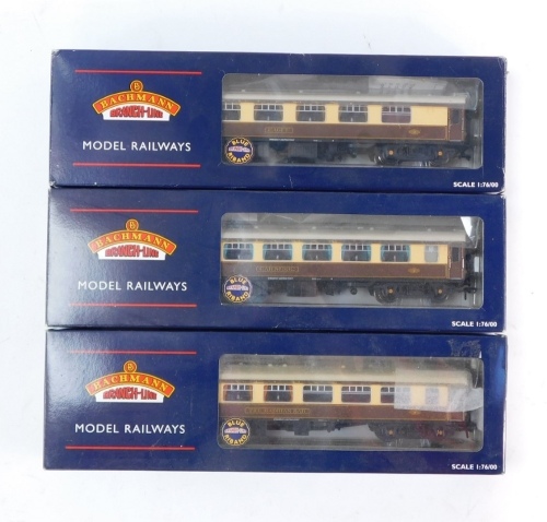 Bachmann OO gauge BR MK1 Pullman coaches, comprising 39-320 bar 2nd (with lighting), 39-280 Pullman kitchen (with lighting), and a 39-300 kitchen second (with lighting). (3)